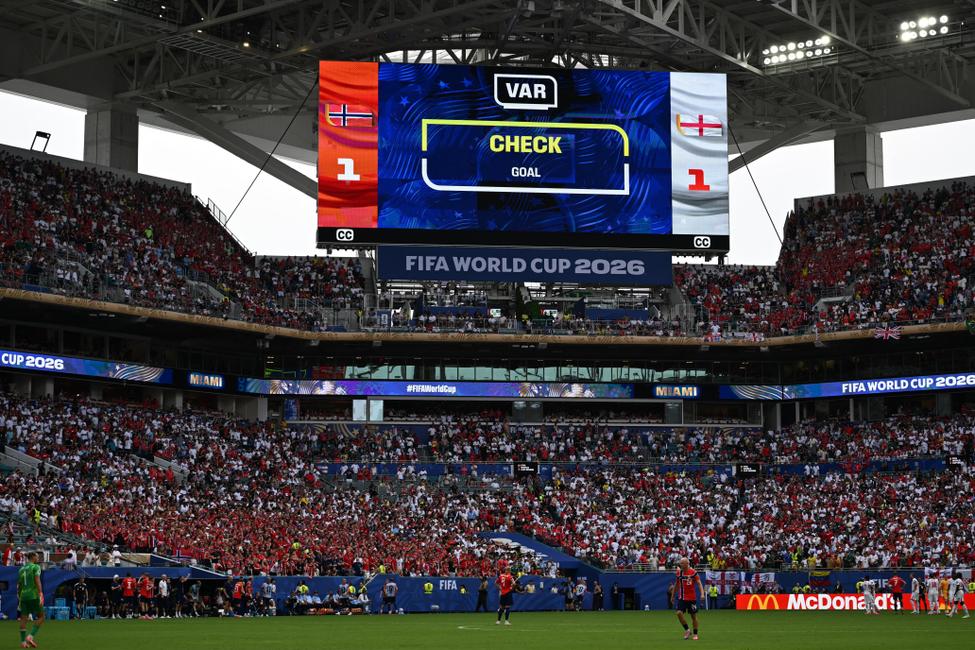 Un écran géant affiche un but en cours de vérification par l'arbitrage vidéo (VAR) lors du match de quart de finale de la Coupe du monde de football 2026 opposant la Norvège à l'Angleterre au Miami Stadium, à Miami Gardens, le 11 juillet 2026.