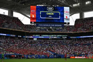 Un écran géant affiche un but en cours de vérification par l'arbitrage vidéo (VAR) lors du match de quart de finale de la Coupe du monde de football 2026 opposant la Norvège à l'Angleterre au Miami Stadium, à Miami Gardens, le 11 juillet 2026.
