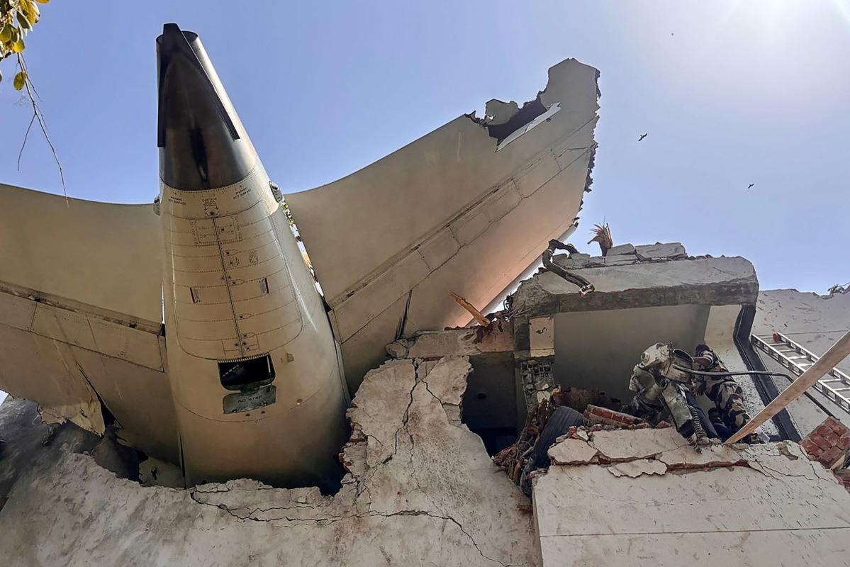 L'avion d'Air India après son crash dans un quartier résidentiel près de l'aéroport d'Ahmedabad.