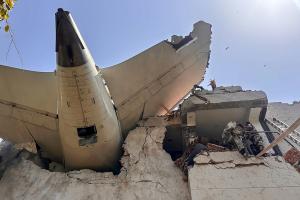 L'avion d'Air India après son crash dans un quartier résidentiel près de l'aéroport d'Ahmedabad.