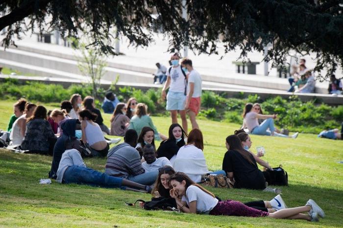 parc jeunes distanciation sociale AFP