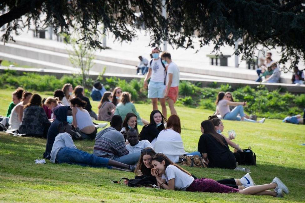 parc jeunes distanciation sociale AFP