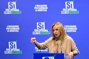 Giorgia Meloni, en campagne pour le "Si"