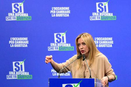 Giorgia Meloni, en campagne pour le "Si"
