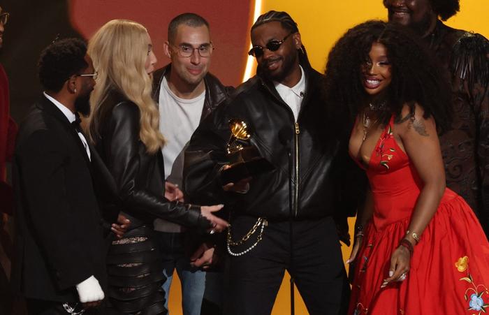 Le rappeur, auteur-compositeur et producteur américain Kendrick Lamar (à gauche), le producteur américain Sounwave (au centre) et la chanteuse américaine SZA (à droite) acceptent le prix de l'enregistrement de l'année pour « Luther » sur scène lors de la 68e cérémonie annuelle des Grammy Awards à la Crypto.com Arena de Los Angeles le 1er février 2026.