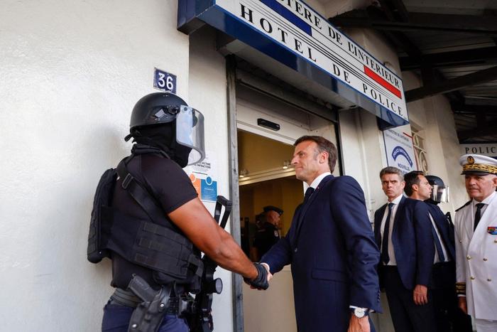 Emmanuel Macron à son arrivée au commissariat central de Nouméa, Nouvelle-Calédonie, le 23 mai 2024.