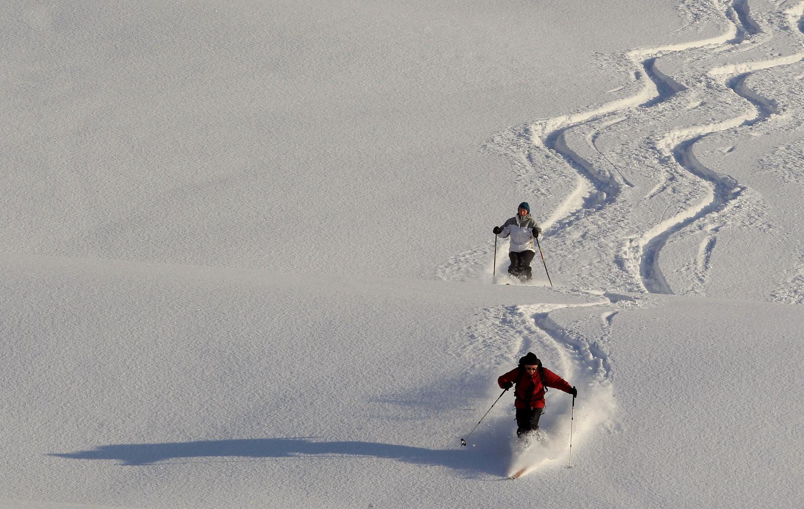 Deux skieurs. (Image d'illustration)