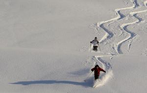 Deux skieurs. (Image d'illustration)