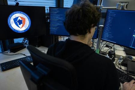 Un agent du centre opérationnel de l'Agence nationale de la sécurité informatique (ANSSI) vérifie des données sur un ordinateur à Paris, le 24 novembre 2022.
