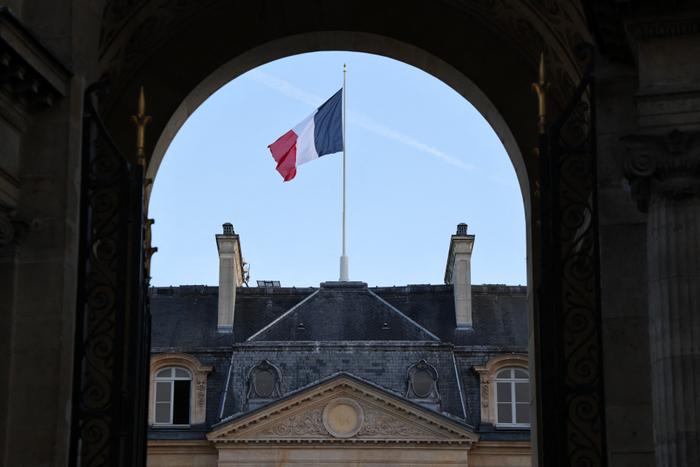 Le drapeau français flottant au sommet du palais de l'Élysée à Paris, le 4 juillet 2025.