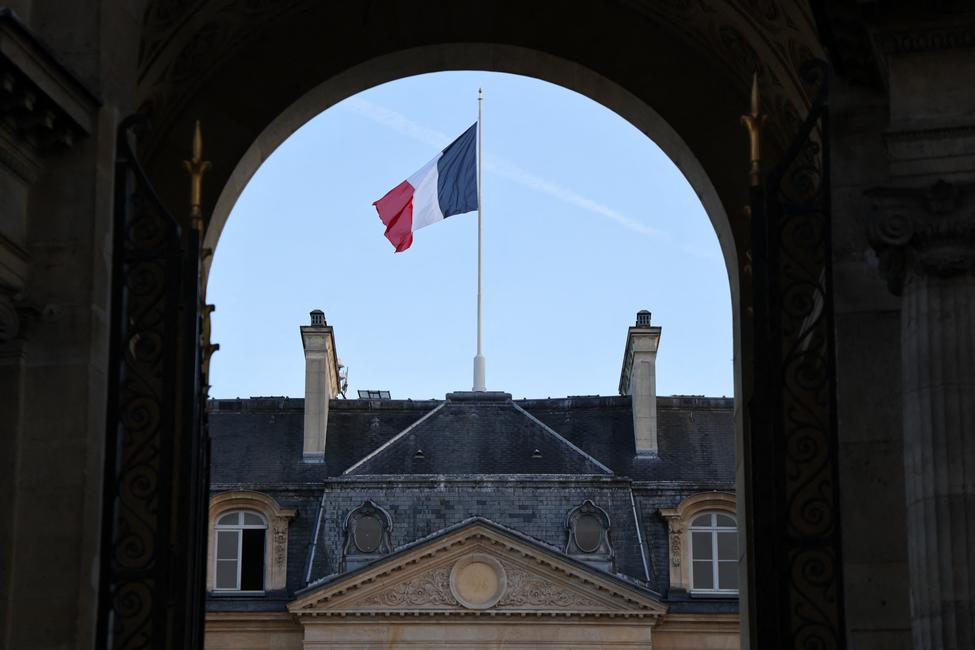 Le drapeau français flottant au sommet du palais de l'Élysée à Paris, le 4 juillet 2025.