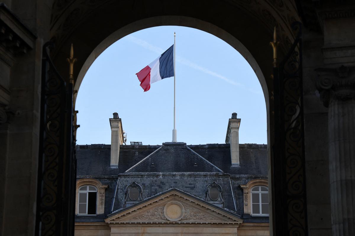 Le drapeau français flottant au sommet du palais de l'Élysée à Paris, le 4 juillet 2025.