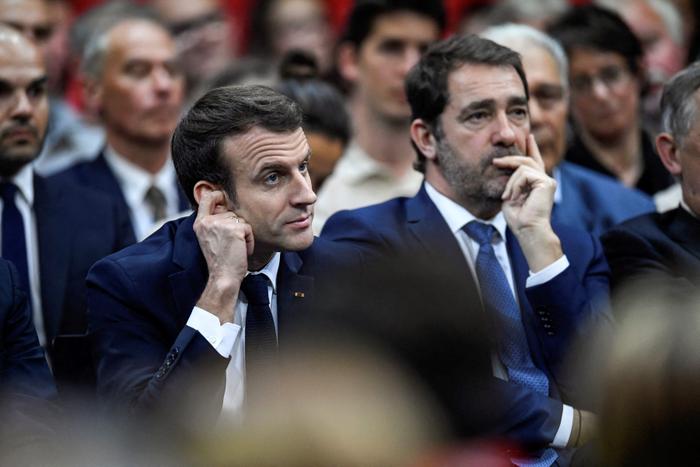 Emmanuel Macron aux côtés de l'ex ministre de l'Intérieur Christophe Castaner, lors d'une réunion dans le cadre du « Grand débat national » le 7 mars 2019, à Gréoux-les-Bains.