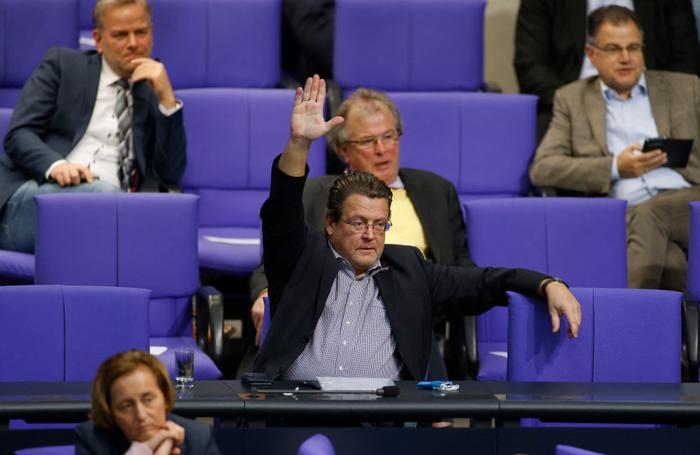 Stephan Brandner, chef du groupe AfD au Bundestag : "Promis, on ne mettra plus les pieds sur la table, désormais..."