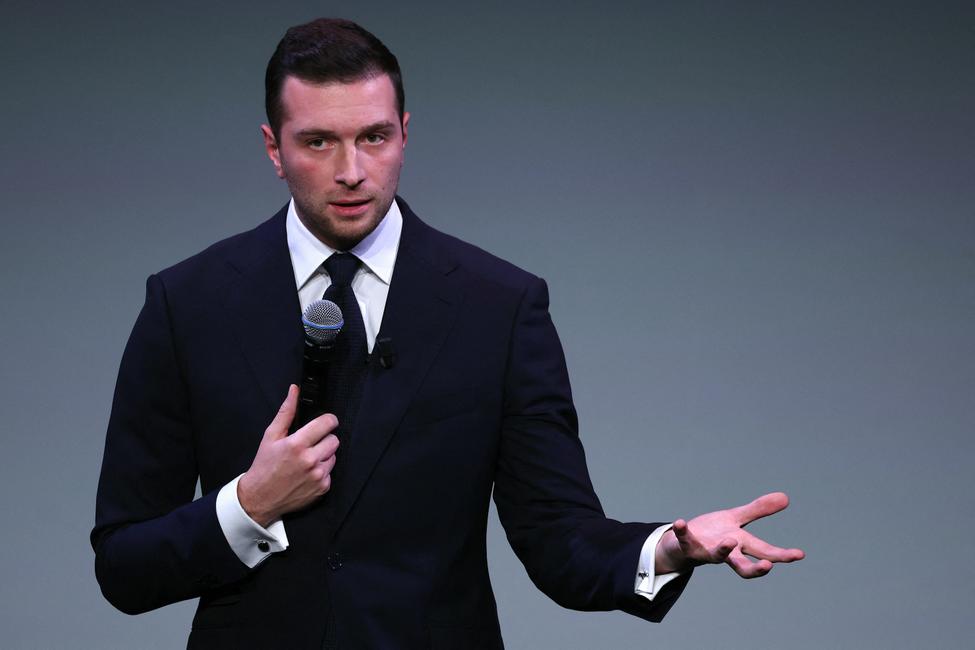 Jordan Bardella s'exprime sur la scène du Théâtre Marigny à Paris, le 28 Octobre 2025.