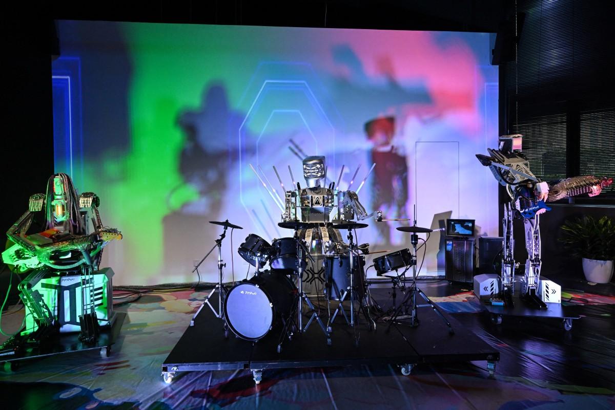 Des robots jouent de la musique au Robot Mall de Pékin le 6 août 2025, en amont de la Conférence mondiale sur la robotique.