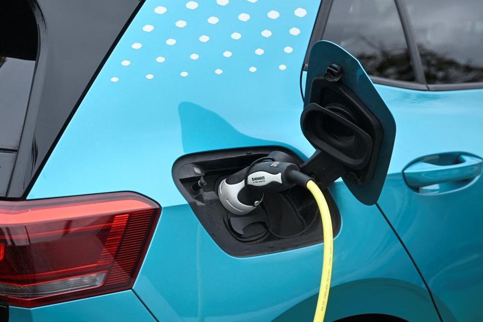 Une voiture électrique en charge : baisse de débit à prévoir