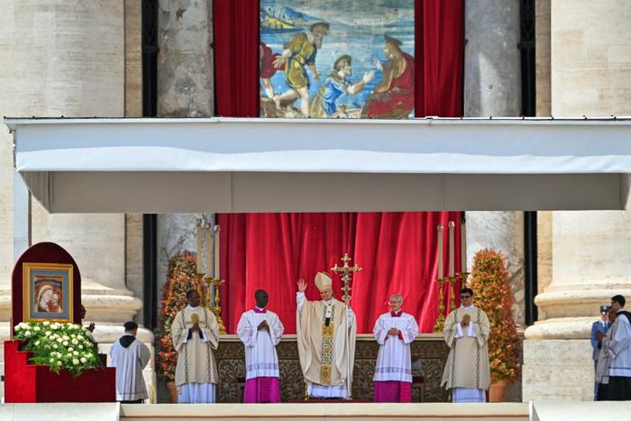 Le pape Léon XIV après avoir prononcé la prière du Regina Caeli après une messe pour le début de son pontificat, sur la place Saint-Pierre au Vatican, le 18 mai 2025.