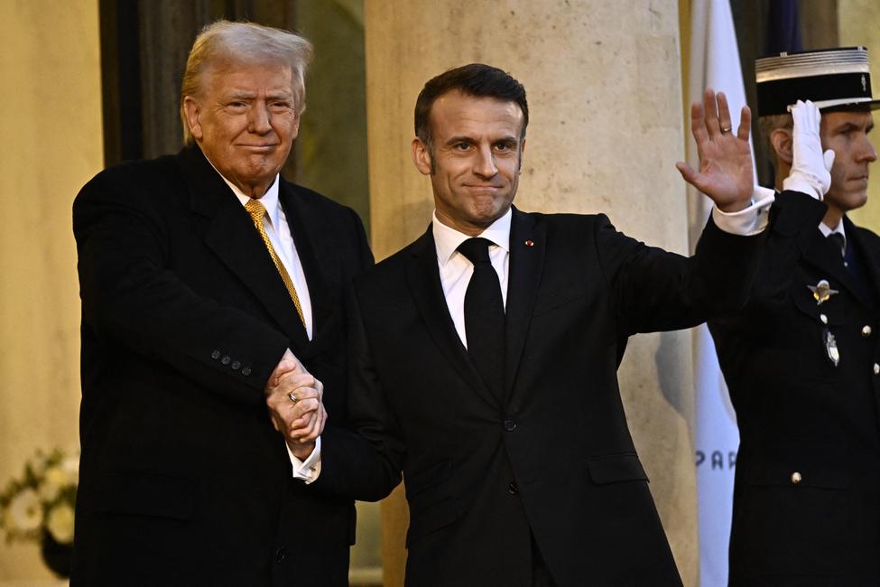 Emmanuel Macron accueille Donald Trump avant une réunion au palais présidentiel de l'Élysée à Paris, le 7 décembre 2024.