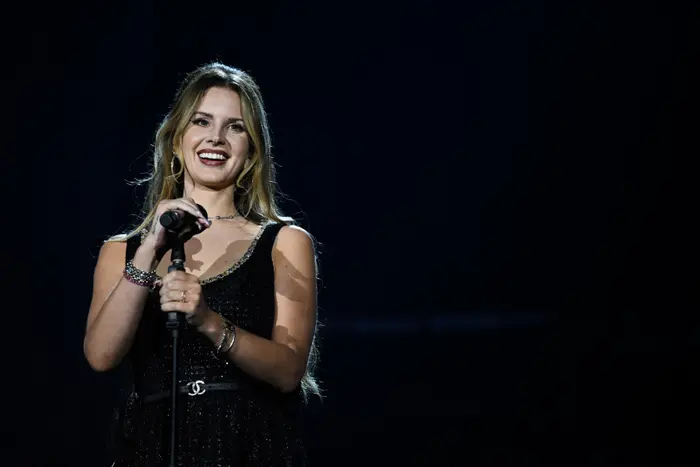 La chanteuse et compositrice américaine Lana Del Rey se produit sur scène lors de la 20e édition du festival de musique « Rock en Seine » à Saint-Cloud, en banlieue parisienne, le 21 août 2024.