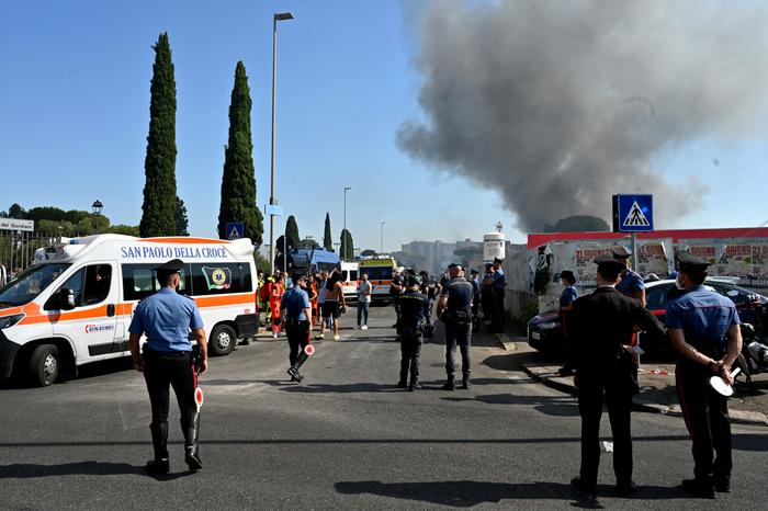 Des pompiers, des policiers et des équipes de secours interviennent sur le site d’une explosion survenue dans une station-service à Rome, le 4 juillet 2025.