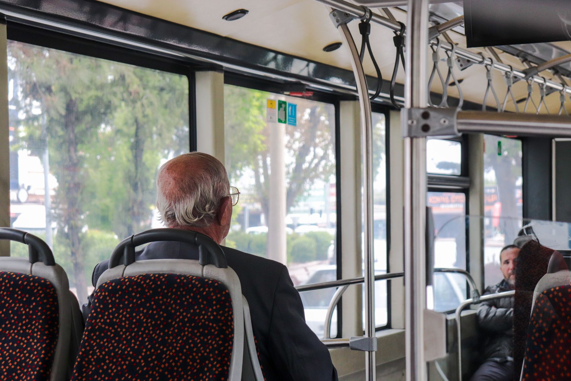 Pourquoi les seniors ne lâcheront pas leur voiture pour le bus (et pourquoi c'est rationnel)