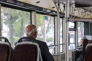 Imaginer que l’abandon de la conduite s’accompagnera naturellement d’un passage au transport collectif est une erreur.