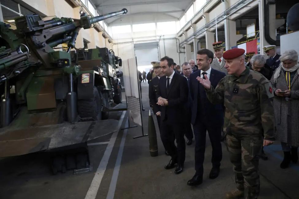 Emmanuel Macron et Sébastien Lecornu examinent un système d'artillerie automoteur "César" lors d'une visite à la base navale de Cherbourg, le 19 janvier 2024.