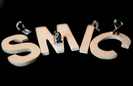 Une photographie prise le 24 avril 2023 à Lille montre des figurines de travailleurs disposées autour des lettres formant SMIC, acronyme de « salaire minimum de croissance garanti ». Le montant de ce salaire minimum augmentera de plus de 2 % à compter du 1er mai 2023, comme l’a annoncé le Premier ministre français le 14 avril 2023.