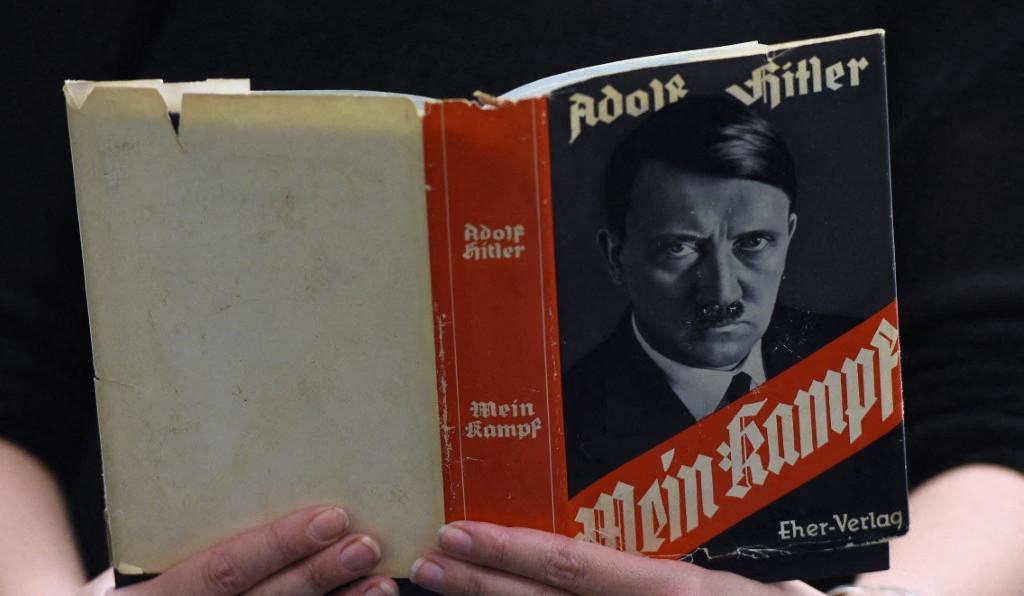 Une édition allemande de « Mein Kampf » d'Adolf Hitler est photographiée à la Bibliothèque centrale et régionale de Berlin, le 7 décembre 2015.