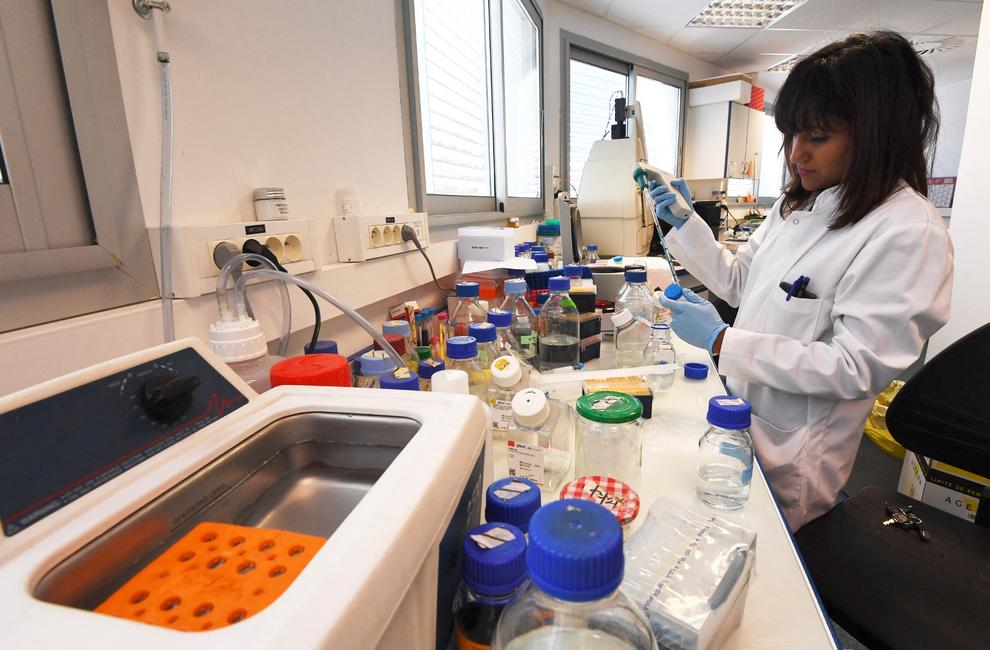 Une femme travaille dans un laboratoire du Centre de recherche sur le cancer de Marseille, sur le site de l'Institut Paoli-Calmette, le 9 octobre 2017 (illustration)