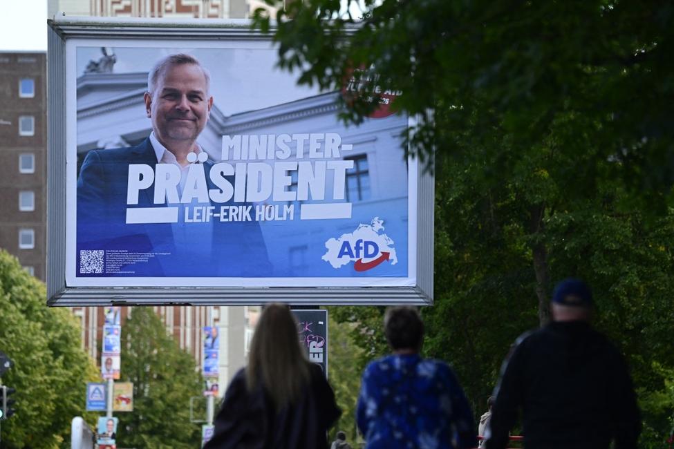 Une affiche de campagne électorale représentant Leif-Erik Holm, candidat du parti d'extrême droite Alternative pour l'Allemagne (AfD) au poste de ministre-président lors des prochaines élections régionales dans le Land de Mecklembourg-Poméranie-Occidentale (nord de l'Allemagne), est photographiée à Neubrandenburg, le 18 septembre 2026.