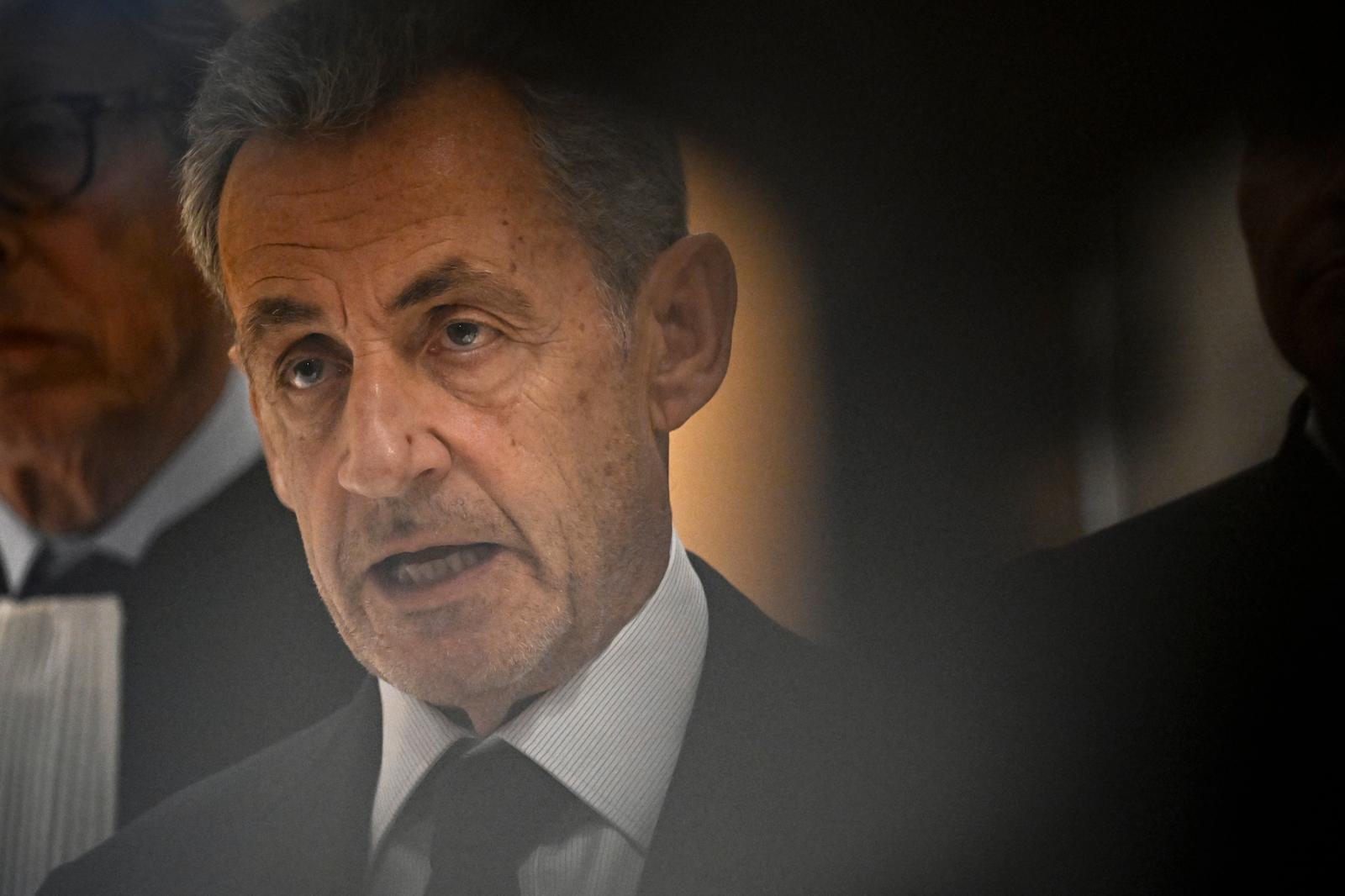 L'ancien président français Nicolas Sarkozy s'adresse à la presse après le verdict de son procès pour financement illégal de campagne depuis la Libye pour sa candidature présidentielle de 2007, au palais de justice du Tribunal de Paris, le 25 septembre 2025.