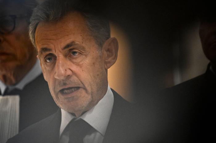 L'ancien président français Nicolas Sarkozy s'adresse à la presse après le verdict de son procès pour financement illégal de campagne depuis la Libye pour sa candidature présidentielle de 2007, au palais de justice du Tribunal de Paris, le 25 septembre 2025.