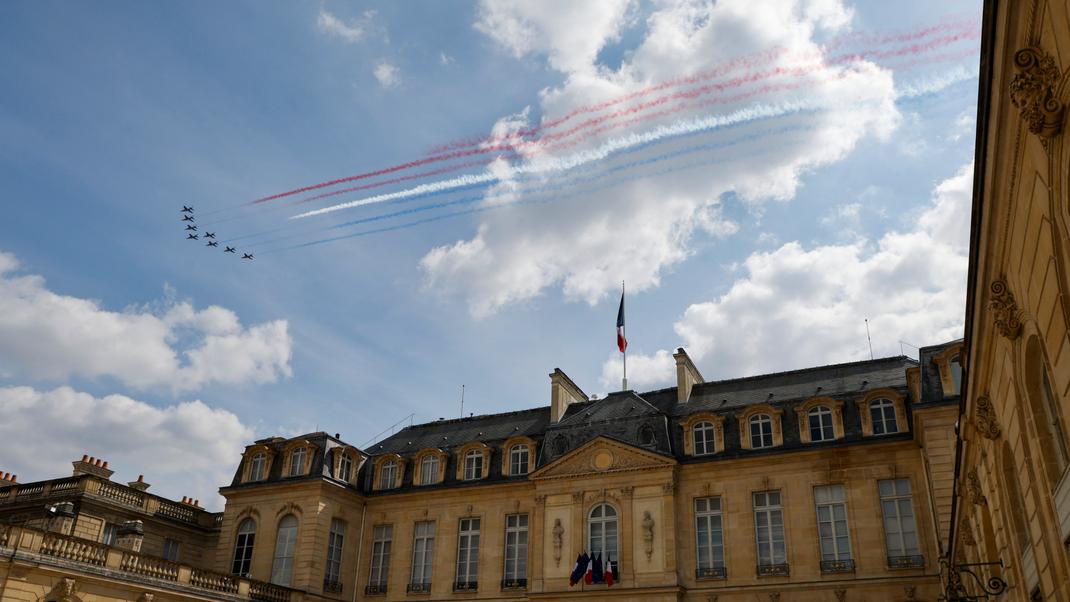 Les Alpha Jets de la Patrouille de France, équipe de voltige aérienne d’élite de l’Armée de l’air française, survolent le palais présidentiel de l’Élysée lors des répétitions en vue des commémorations du 8 mai, marquant le 80e anniversaire de la Victoire en Europe, à Paris, le 7 mai 2025.