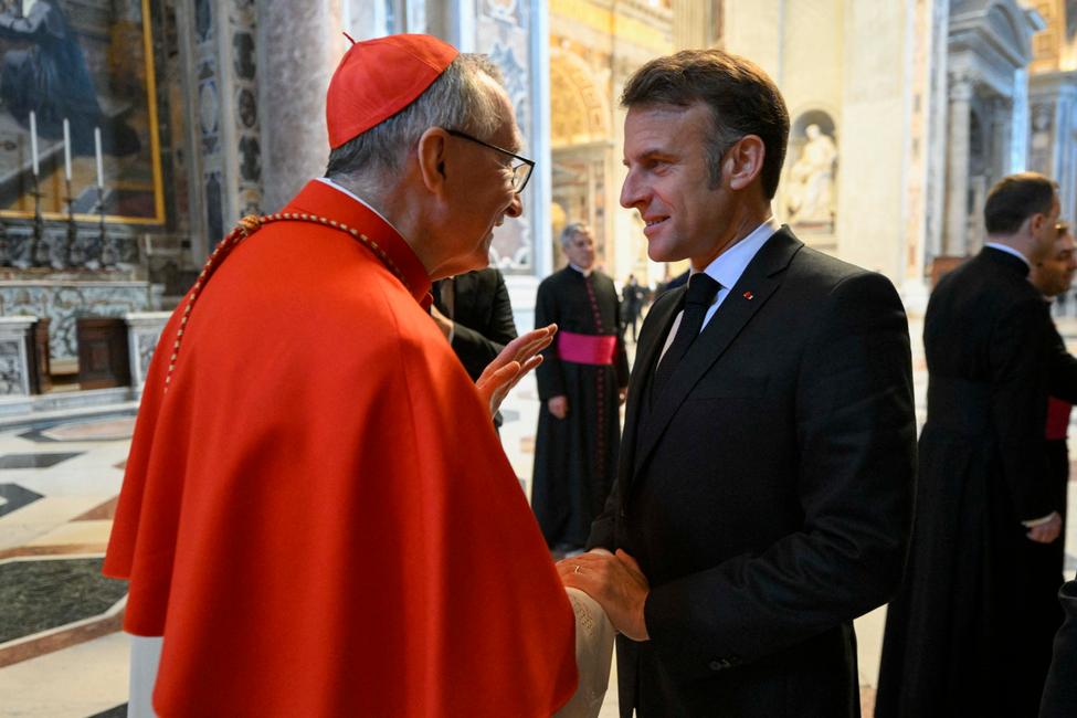 Le cardinal-secrétaire d'État du Vatican, Pietro Parolin, serrant la main du président français Emmanuel Macron avant les funérailles du pape François au Vatican.