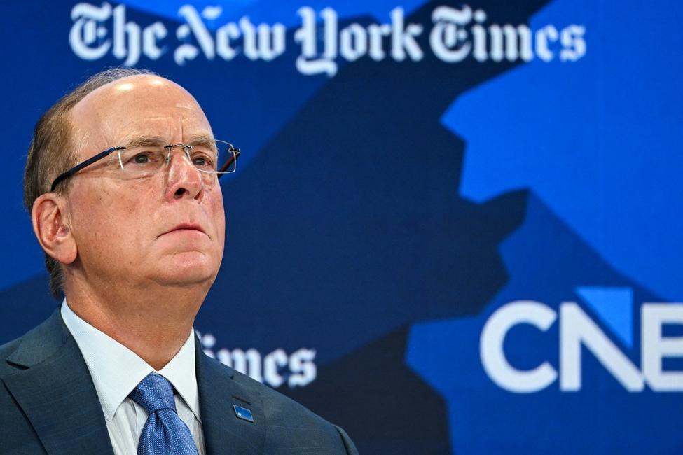 Larry Fink, président de BlackRock et coprésident intérimaire du WEF, observe la réunion annuelle du Forum économique mondial (WEF) à Davos le 21 janvier 2026.