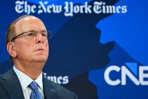Larry Fink, président de BlackRock et coprésident intérimaire du WEF, observe la réunion annuelle du Forum économique mondial (WEF) à Davos le 21 janvier 2026.