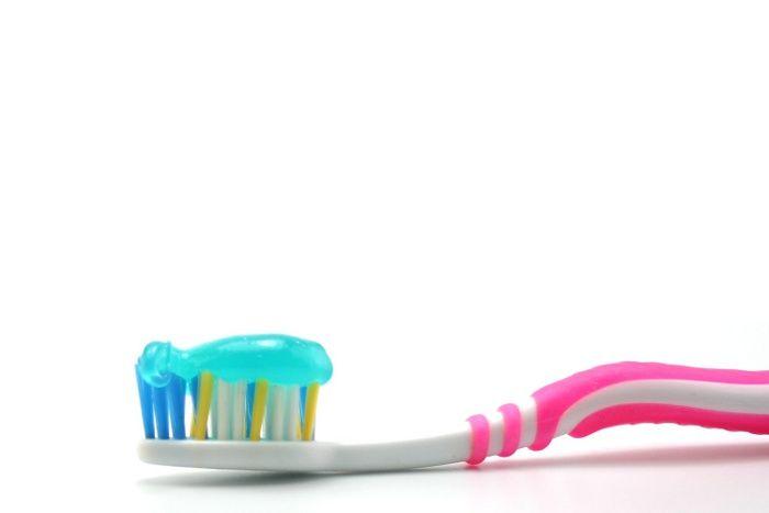 Brosse à dents et dentifrice. (Image d'illustration)