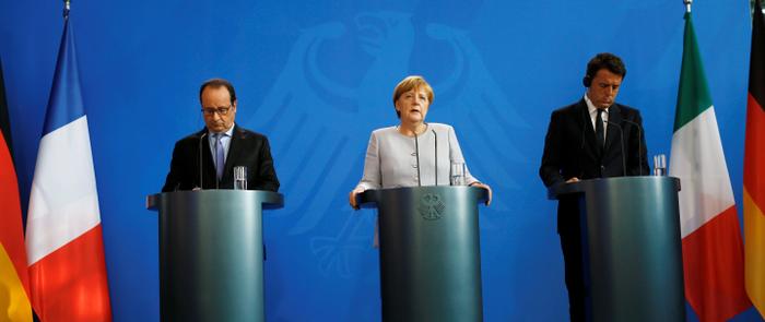 La chancelière allemande Angela Merkel (C.), le président François Hollande (à g.) et le Premier ministre italien Matteo Renzi au cours des discussions sur les résultats du Brexit à Berlin, Allemagne, le 27 juin 2016.