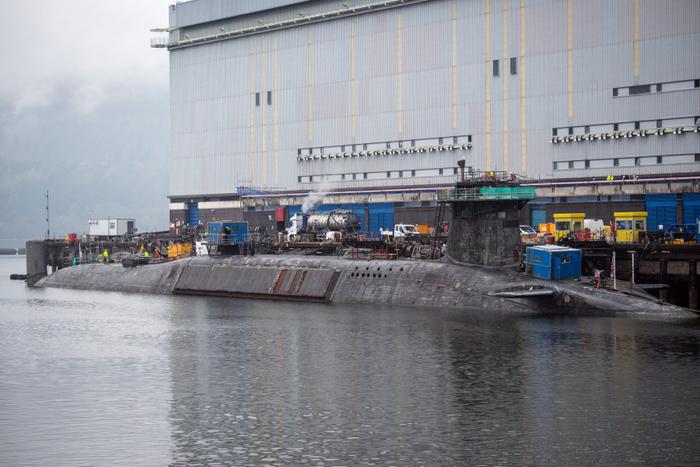 Un sous-marin nucléaire lanceur d'engins de classe Vanguard subit des travaux de maintenance à la base navale de Faslane, en Écosse, le 28 avril 2023