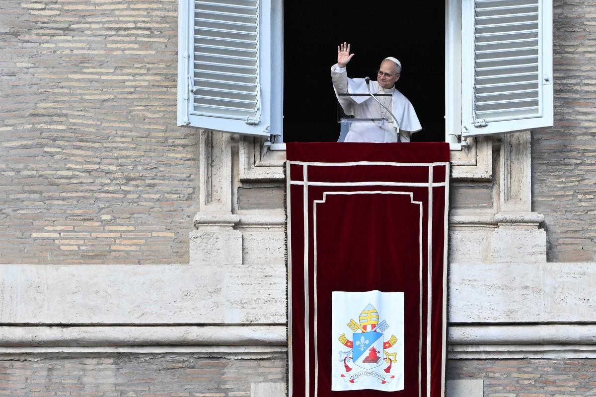 Le pape Léon XIV salue la foule depuis la fenêtre du palais apostolique donnant sur la place Saint-Pierre pendant la prière de l'Angélus au Vatican, le 25 janvier 2026.
