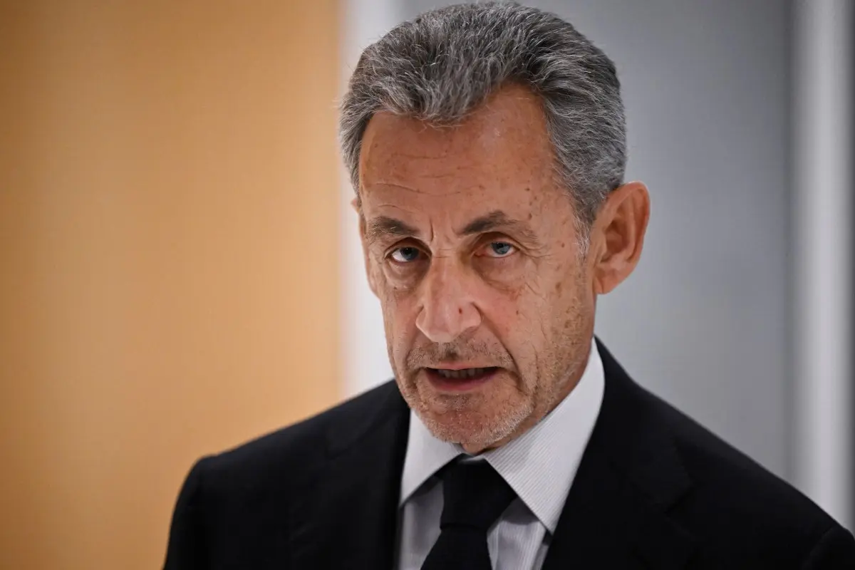Nicolas Sarkozy quitte le palais de justice de Paris après le verdict de son procès pour financement illégal de campagne, au Tribunal de Paris, le 25 septembre 2025.