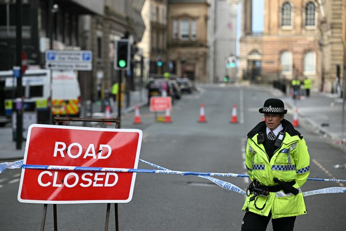 Des policiers bloquent une rue à Liverpool, après qu'une voiture a percuté la foule rassemblée sur Water Street pour assister au défilé de la victoire du Liverpool FC.