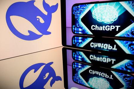 Le logo de DeepSeek, une entreprise chinoise d'intelligence artificielle qui développe des modèles de langage open source, et le logo de ChatGPT, le chatbot d'intelligence artificielle d'OpenAI.