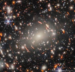 Cette image non datée, diffusée par l’Agence spatiale européenne (ESA) le 27 mai 2025, montre l’amas de galaxies Abell S1063 situé à environ 4,5 milliards d’années-lumière de la Terre dans la constellation de la Grue, captée par le télescope spatial James Webb. (Image d'illustration)