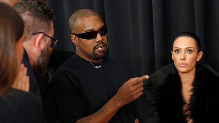 Kanye West et Bianca Censori assistent à la 67e cérémonie des GRAMMY Awards le 2 février 2025 à Los Angeles, Californie.