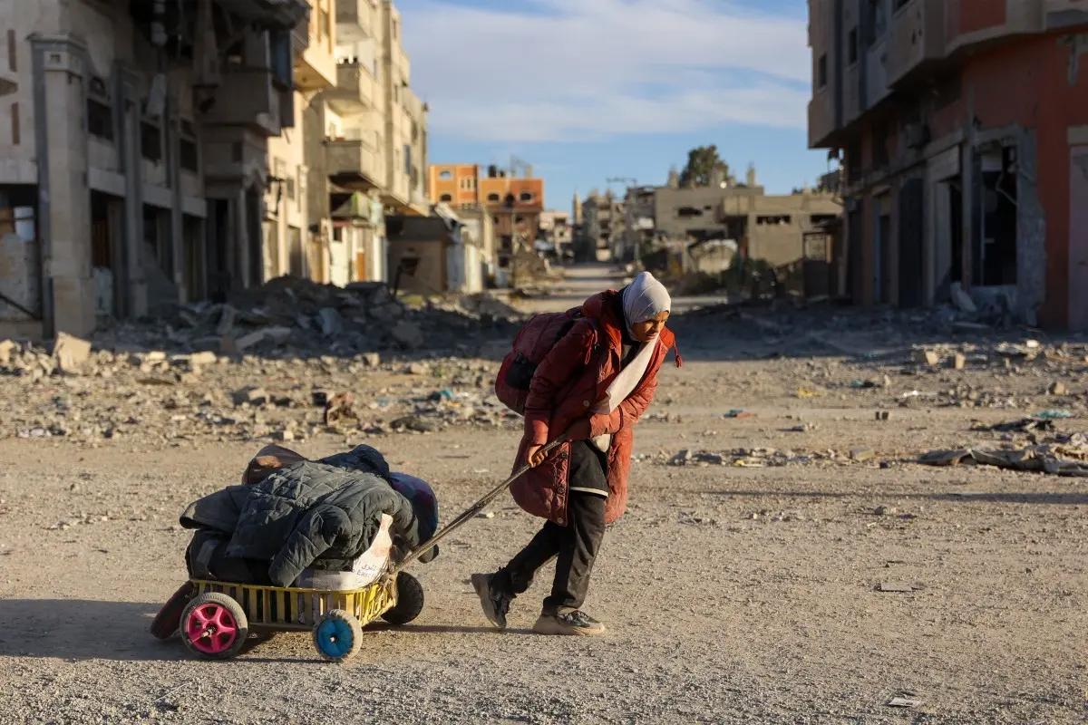 INTERNATIONAL
19 novembre 2024
Une femme palestinienne déplacée porte ses affaires alors qu'elle fuit Beit Lahia dans le nord de la bande de Gaza. Elle marche sur la route principale de Salah al-Din le 17 novembre 2024, dans le cadre de la guerre entre Israël et le Hamas.