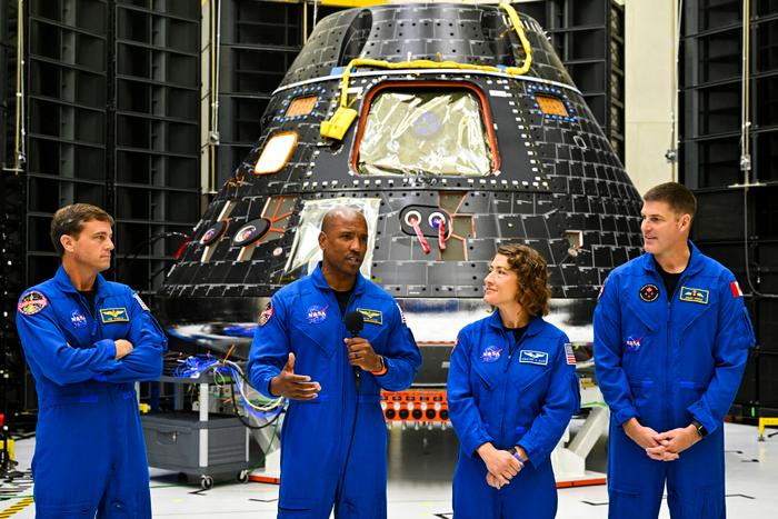 L'équipage d'Artemis II (les astronautes américains Reid Wiseman, commandant, Victor Glover, pilote, Christina Hammock Koch, spécialiste de mission, et l'astronaute canadien Jeremy Hansen) s'expriment devant le module d'équipage d'Artemis II au Centre spatial Kennedy à Cap Canaveral, en Floride, le 8 août 2023.