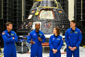 L'équipage d'Artemis II (les astronautes américains Reid Wiseman, commandant, Victor Glover, pilote, Christina Hammock Koch, spécialiste de mission, et l'astronaute canadien Jeremy Hansen) s'expriment devant le module d'équipage d'Artemis II au Centre spatial Kennedy à Cap Canaveral, en Floride, le 8 août 2023.